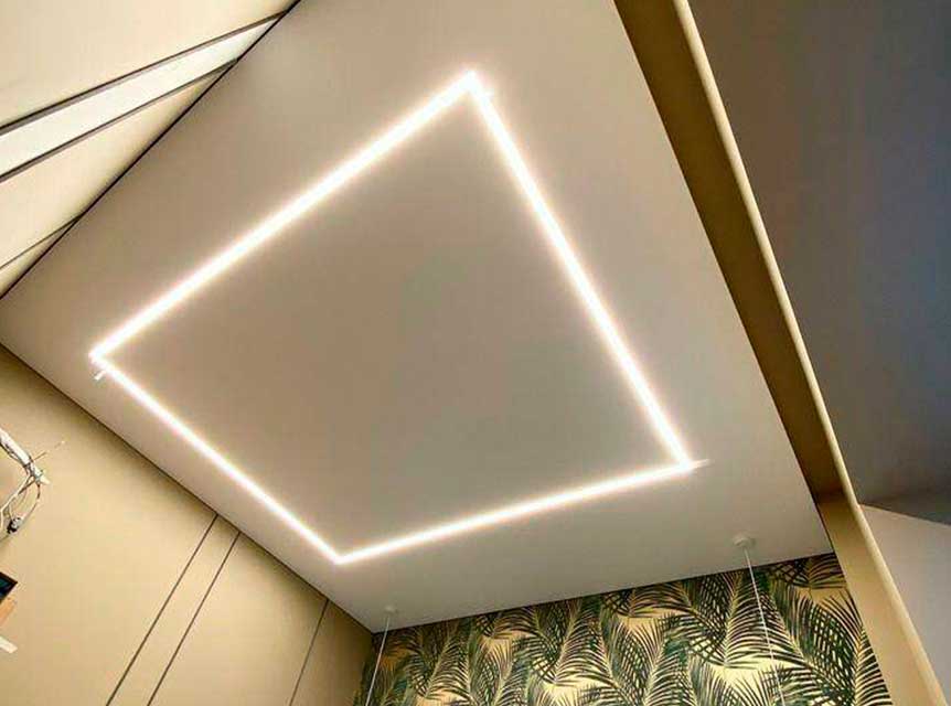 Глянцевые натяжные потолки в ванную