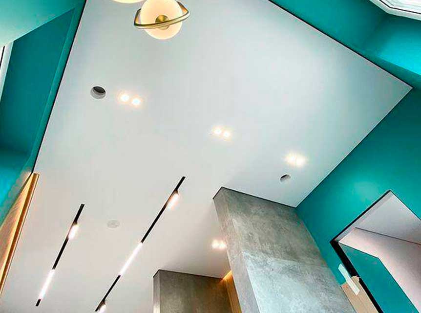 Глянцевые натяжные потолки в прихожую
