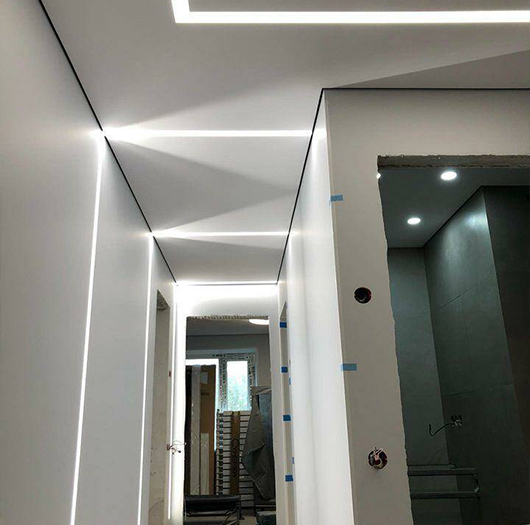 Резной натяжной потолок в комнату