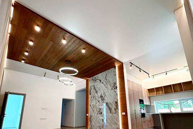 Глянцевые натяжные потолки в прихожую