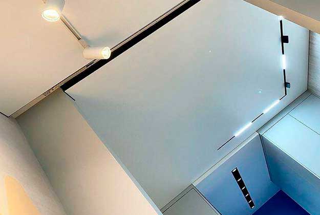 Глянцевые натяжные потолки в кухню